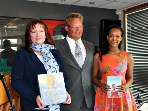 Fylkesordfører Bjørgulf Serdrup Lund sammen med prisvinnere Tone Klev Furnes og Agate Øksendal Kaupang.  Foto: Grethe Tvede, AAbk